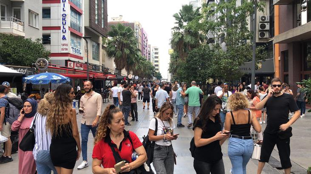 Kuşadası 2 kere sallandı! Vatandaş sokağa döküldü