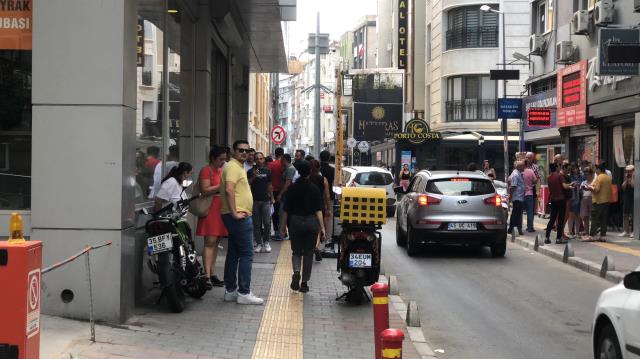 Kuşadası'nda 15 dakika arayla meydana gelen iki deprem vatandaşları sokağa döktü