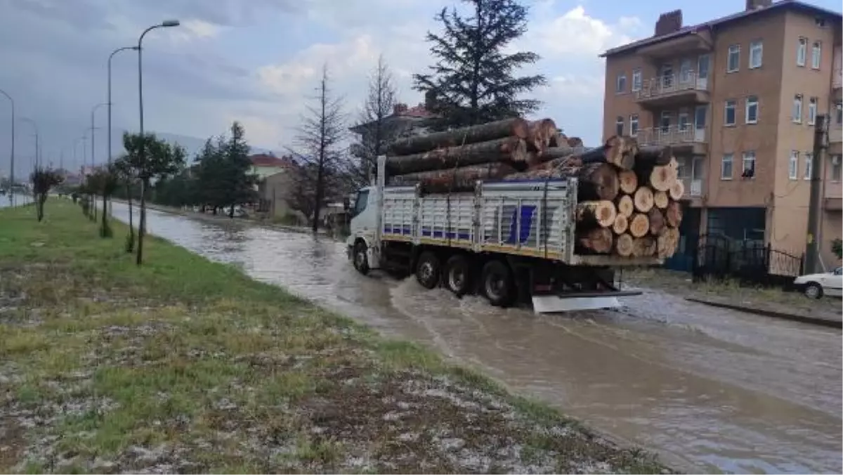 Kütahya\'da sağanak; yollar göle döndü, iş yerlerini su bastı