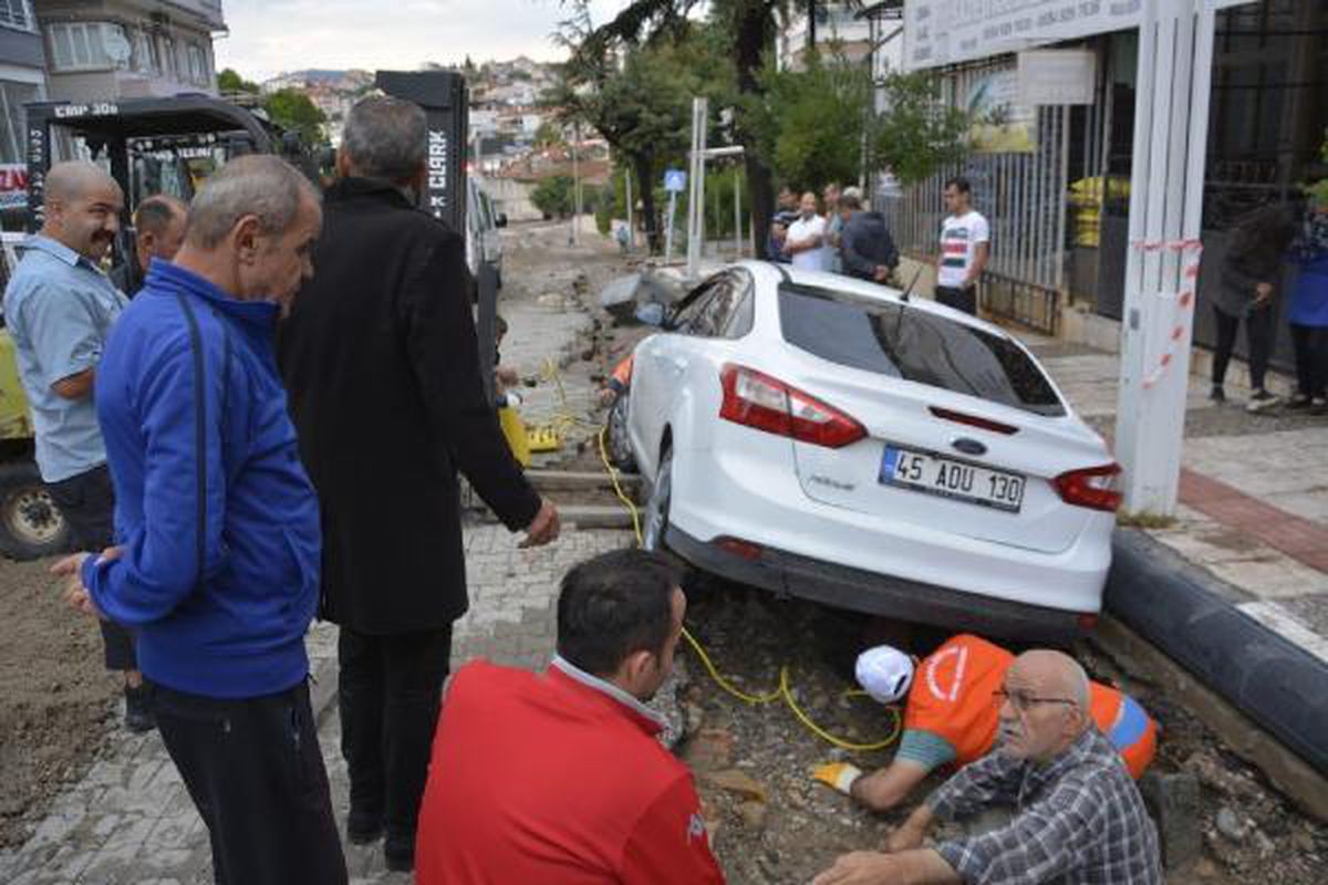 Manisa\'da sağanak ve dolu yaşamı olumsuz etkiledi.
