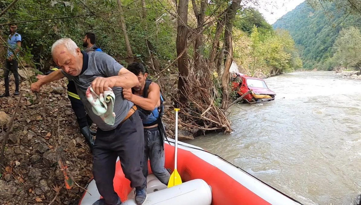 Melen Çayı\'na devrilen otomobilin sürücüsünü raftingciler kurtardı