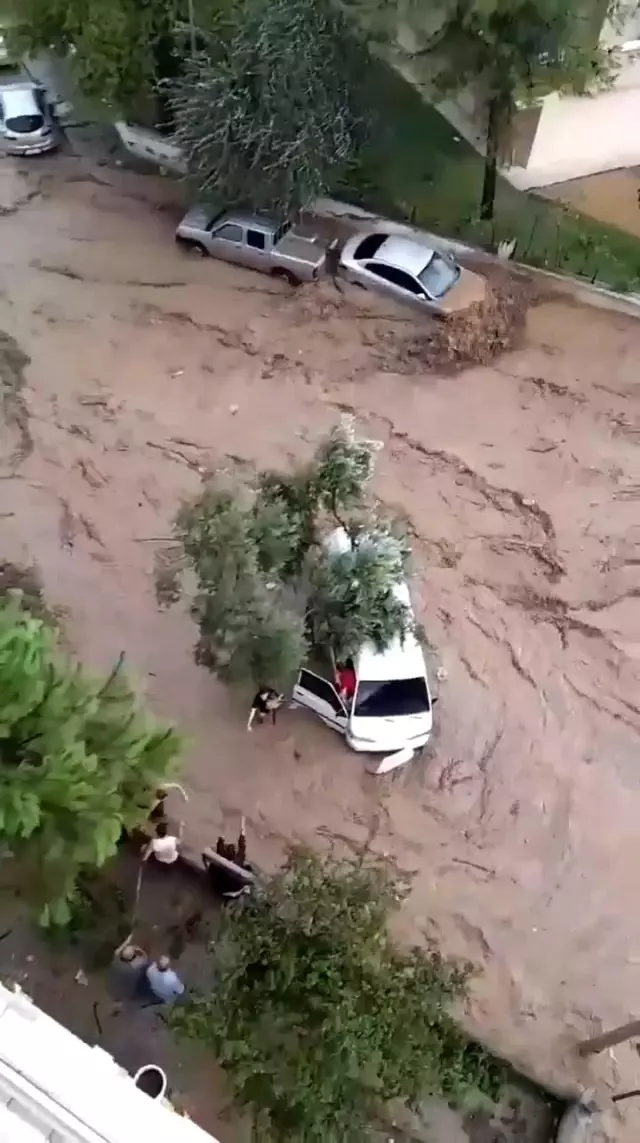 Mudanya'da sel nedeniyle minibüste mahsur kalan 4 kişilik aile son anda kurtarıldı
