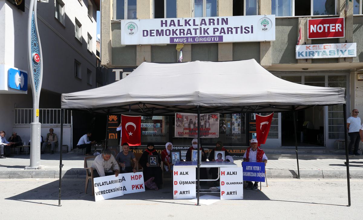 Muşlu aileler çocukları için HDP önündeki eylemlerini sürdürdü