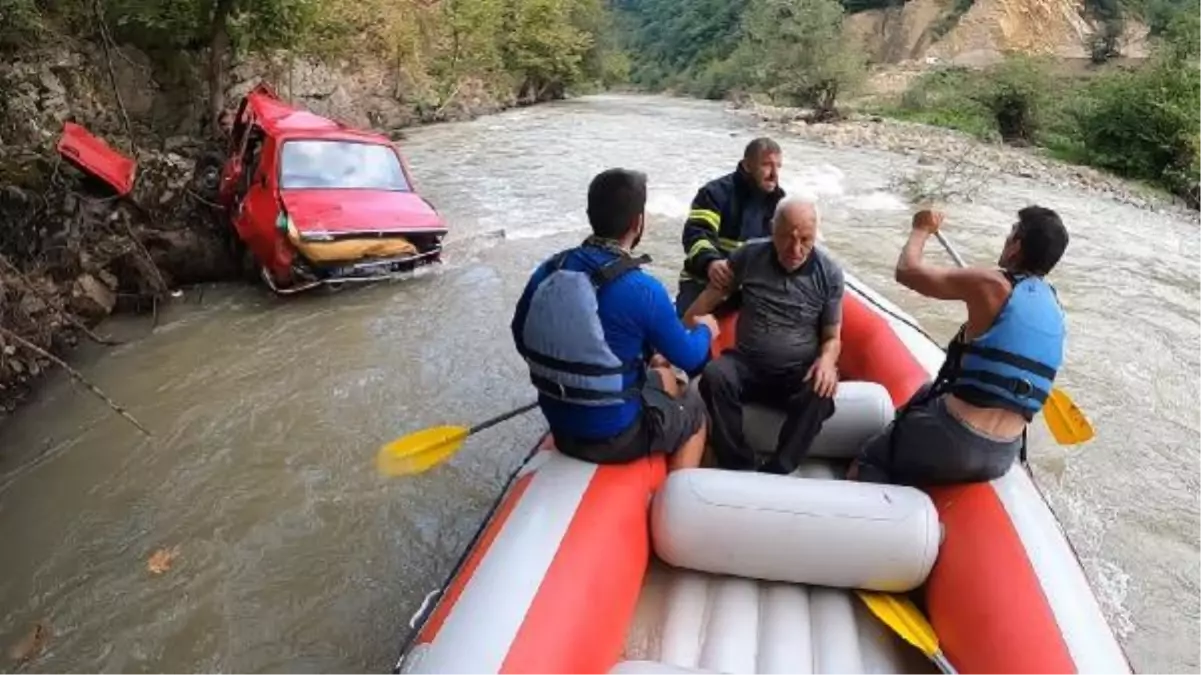 Otomobil çay yatağına yuvarlandı, sürücüyü raftingciler kurtardı