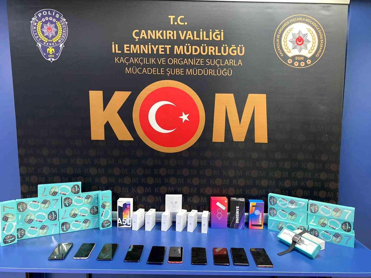 Polis ekiplerinin durdurduğu araçta çok sayıda kaçak elektronik ürün ele geçirildi