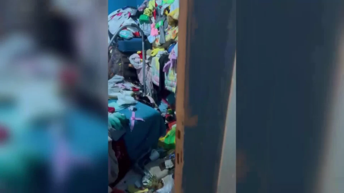 Sarıyer\'de Bir Çöp Evde Yaşayan Anne ve 2 Çocuğu, Korumaya Alınarak Sosyal Tesislere Götürüldü