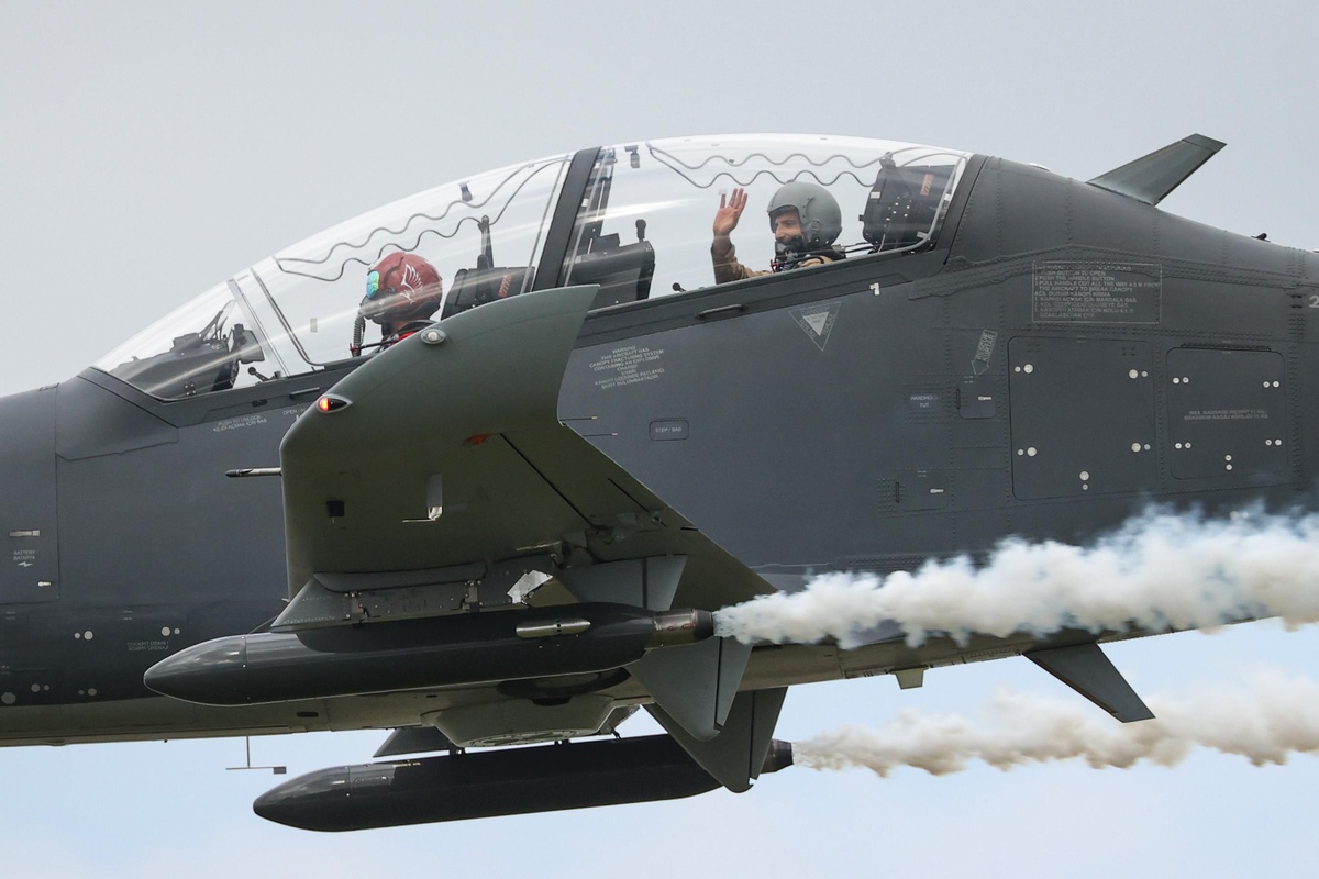 Selçuk Bayraktar\'ın ikinci pilot koltuğunda olduğu Hürkuş, Akıncı ile kol uçuşu yaptı