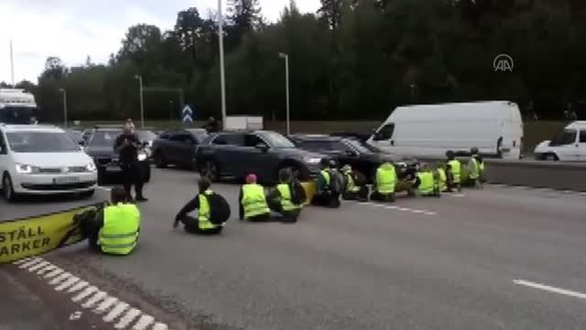 İsveç\'te ambulansın da olduğu yolda trafiği kesen aktivistler hakkında soruşturma