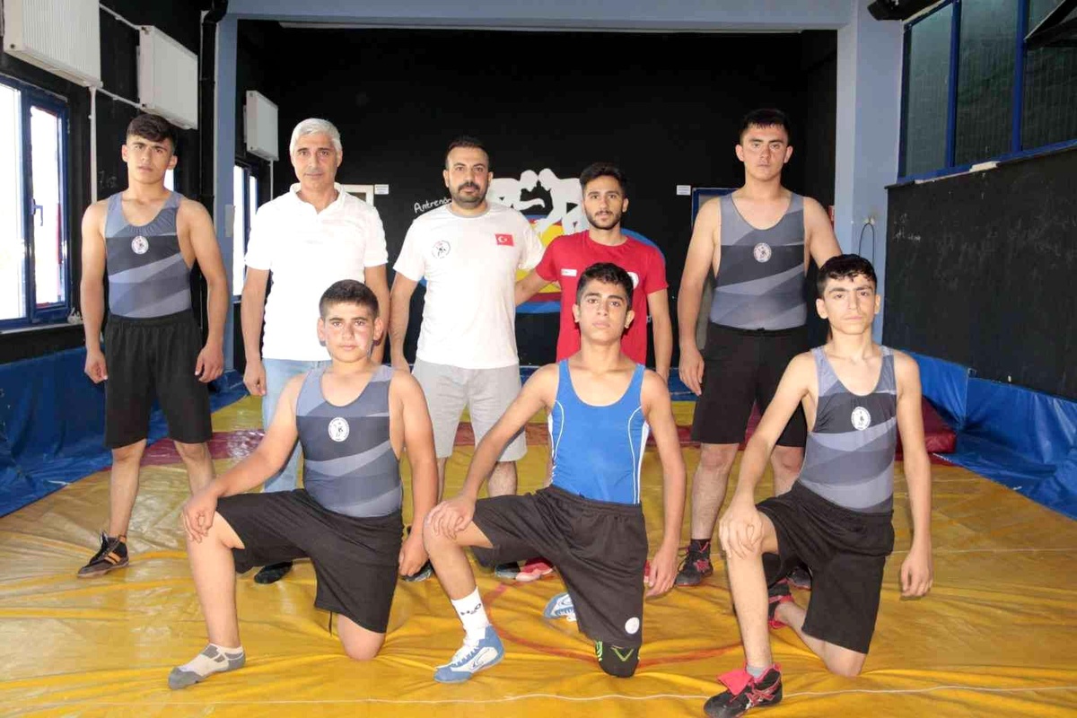 Tatvan\'da onlarca çocuk güreşle tanıştı