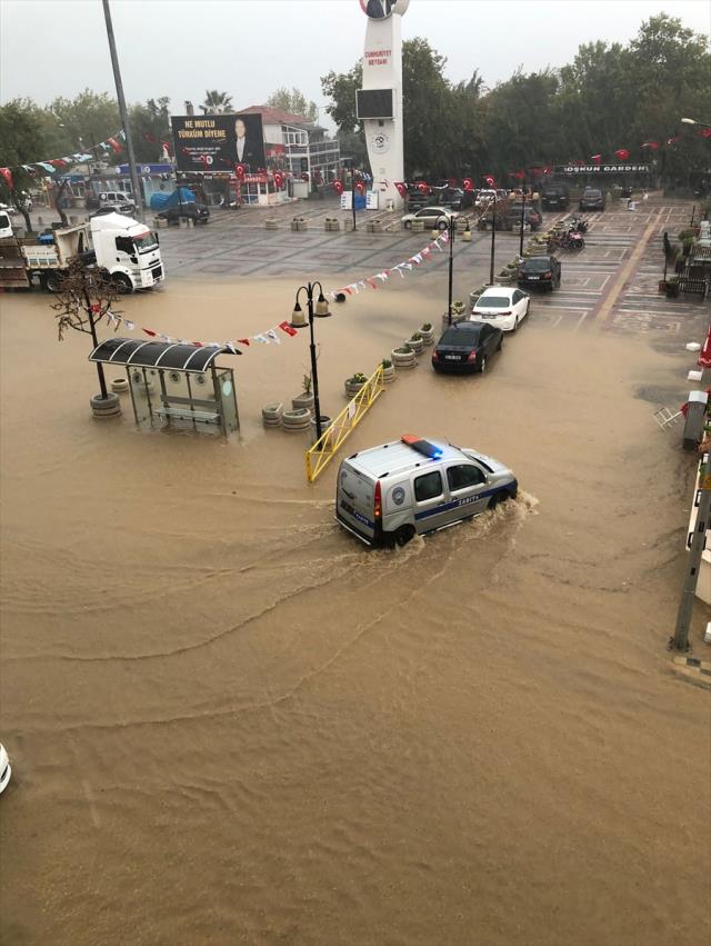 Tekirdağ'da dolu ve sağanak sonrası sokaklar adeta dereye döndü Tekirdağ'da dolu ve sağanak sonrası sokaklar adeta dereye döndü