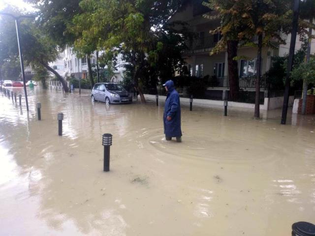 Tekirdağ'da dolu ve sağanak sonrası sokaklar adeta dereye döndü Tekirdağ'da dolu ve sağanak sonrası sokaklar adeta dereye döndü