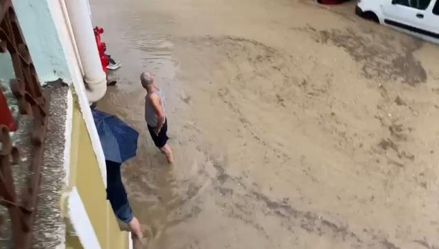 Tekirdağ'da dolu ve sağanak sonrası sokaklar adeta dereye döndü Tekirdağ'da dolu ve sağanak sonrası sokaklar adeta dereye döndü