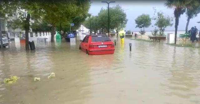 Tekirdağ'da dolu ve sağanak sonrası sokaklar adeta dereye döndü Tekirdağ'da dolu ve sağanak sonrası sokaklar adeta dereye döndü