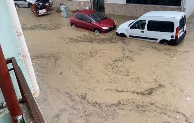 Tekirdağ'da dolu ve sağanak sonrası sokaklar adeta dereye döndü Tekirdağ'da dolu ve sağanak sonrası sokaklar adeta dereye döndü