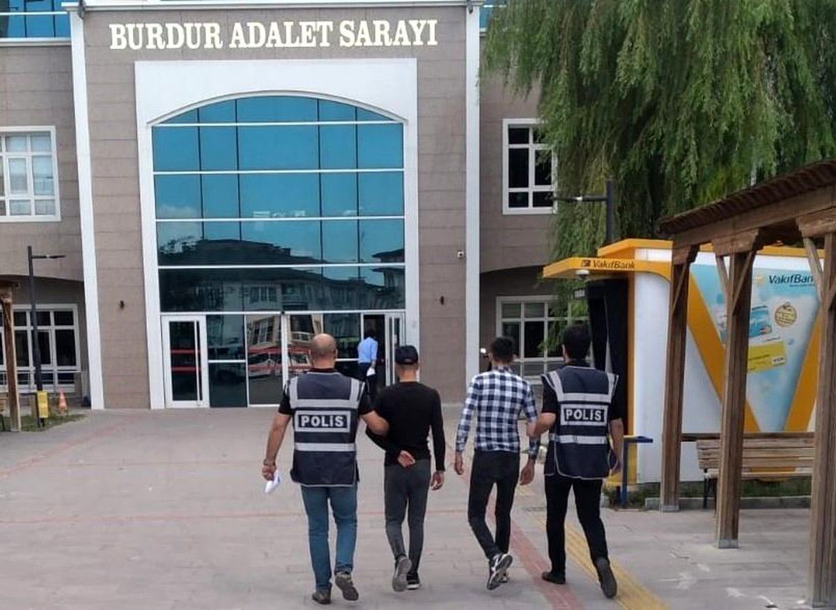 Vakıf binasından elektronik eşya çalan 2 şüpheli tutuklandı