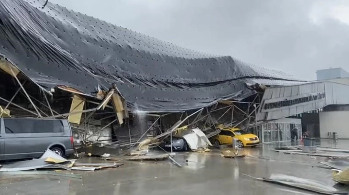 Bursa\'da yıldırım düştü, fırtınayla birlikte terminalin çatısı çöktü