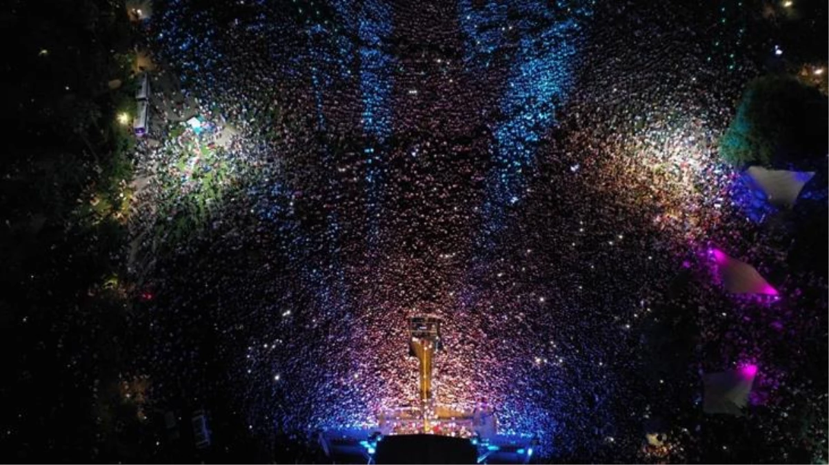 100 bin kişi Yıldız Tilbe\'nin Kocaeli\'de verdiği konserde unutulmaz bir gece yaşadı