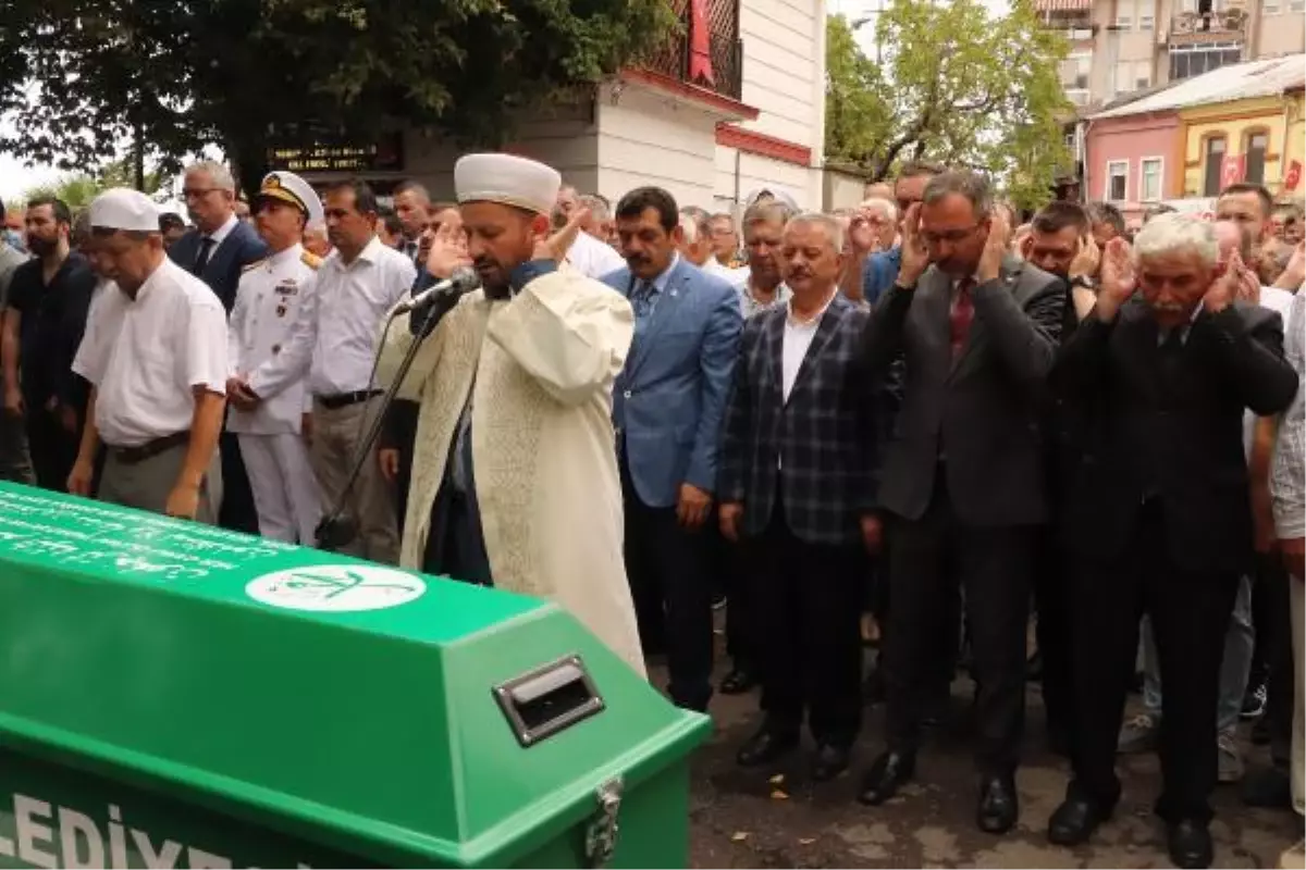 Zafer Bayramı kutlamalarında kalp krizi geçiren Çanakkale gazisinin oğlu, toprağa verildi