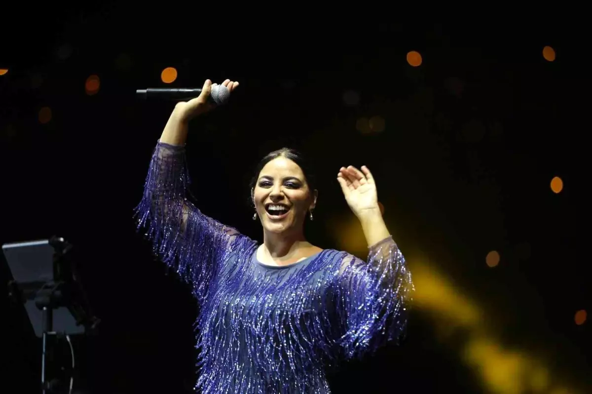 Zara, 30 Ağustos Zafer Bayramı\'nda Kaş\'ta konser verdi