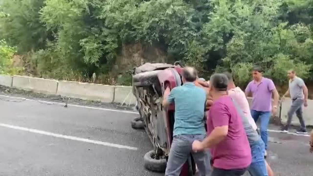 Zonguldak\'ta devrilen otomobildeki 2 kişi yaralandı
