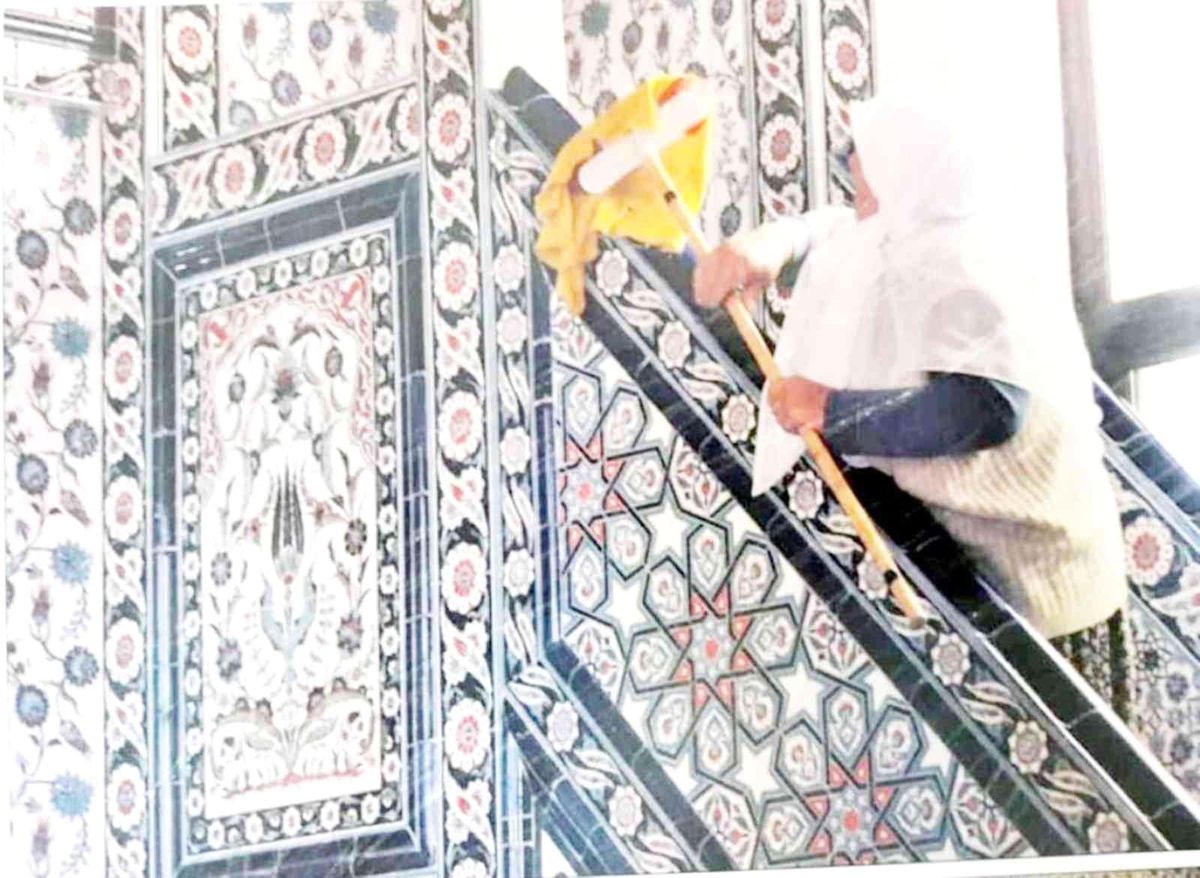 30 ev kadını her hafta bir camiyi temizliyor