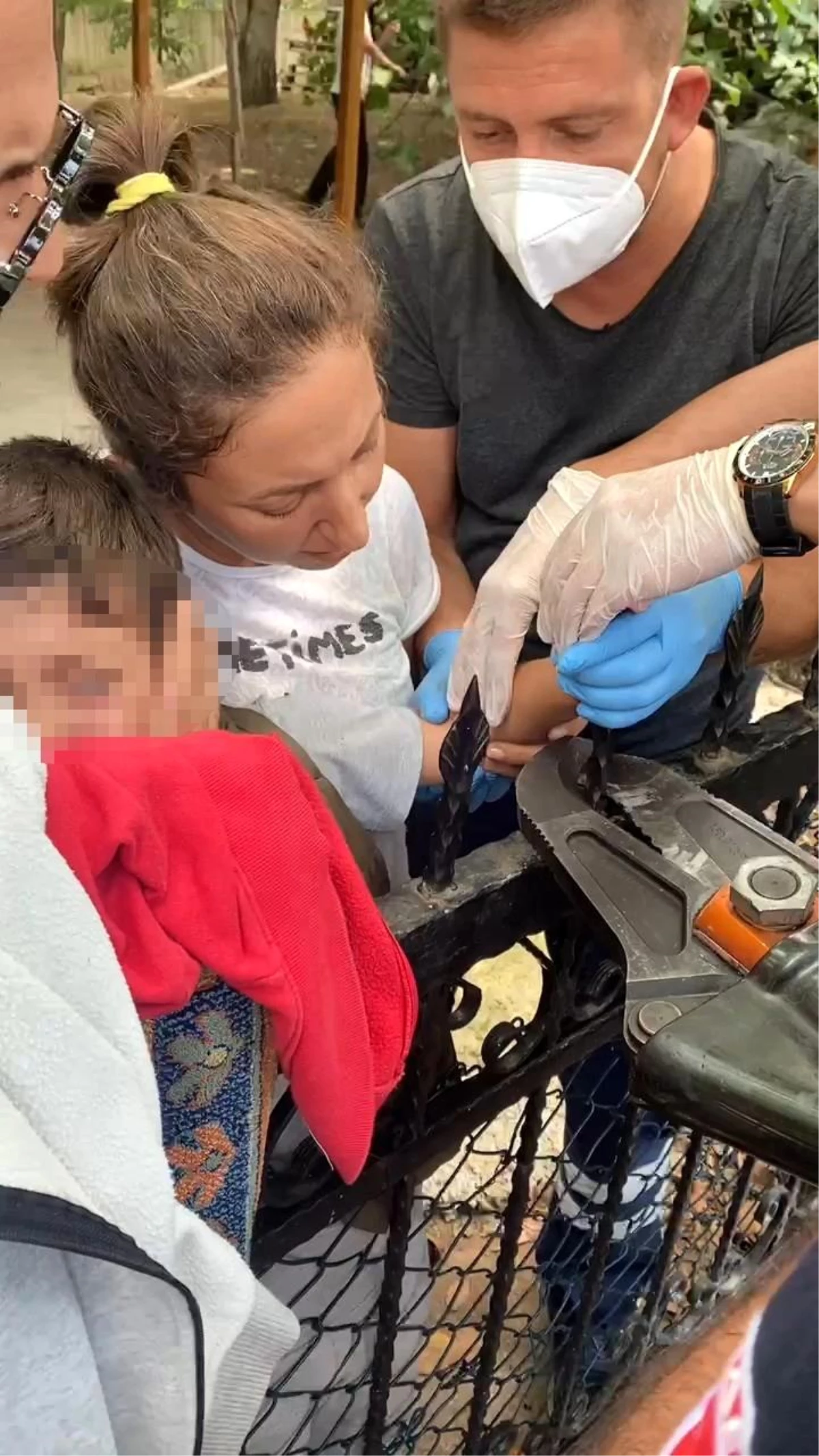 7 yaşındaki çocuğun eline sivri demir saplandı