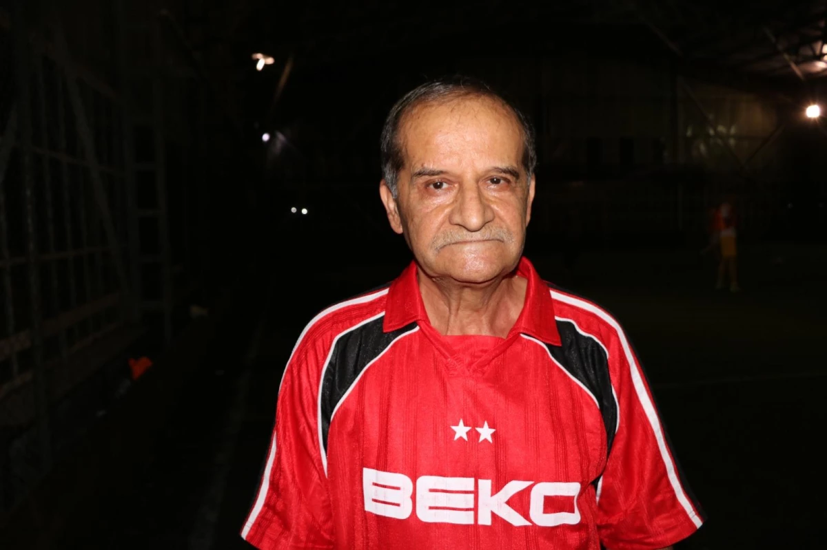 Afyonkarahisar\'da 69 yaşındaki "delikanlı", halı saha maçlarını aksatmıyor
