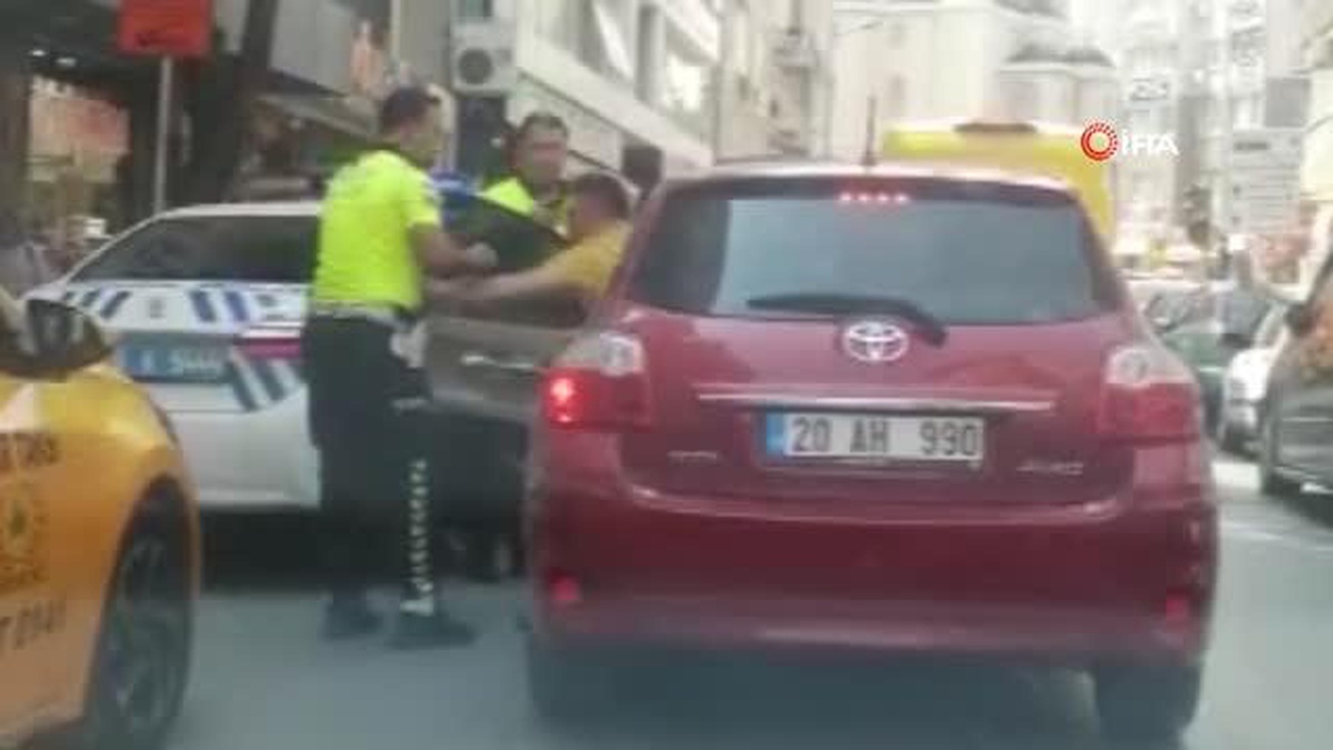 Alkollü sürücüyü araçtan indirmeye çalışan polis kolunu köpeğe kaptırdı