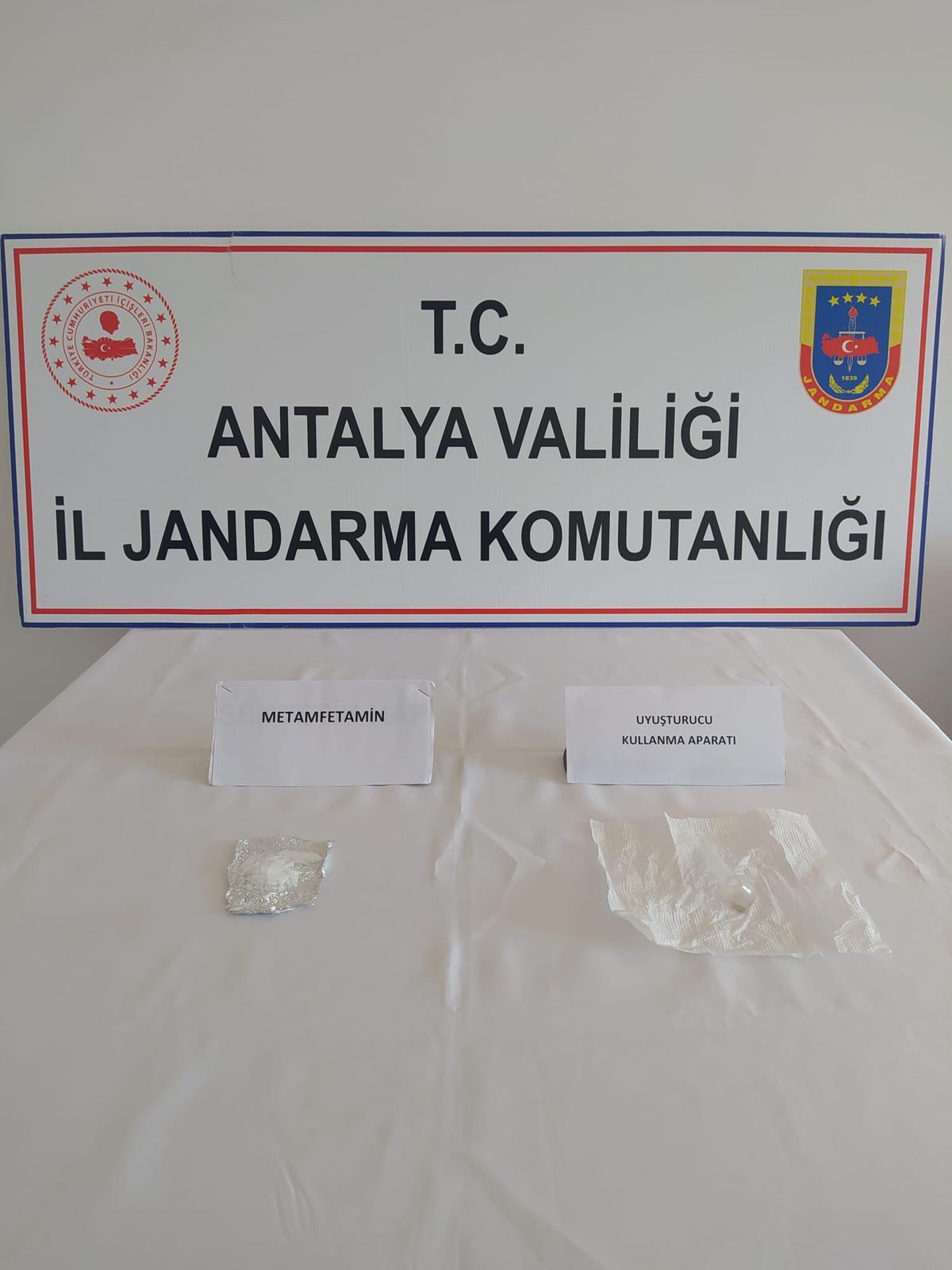 Antalya\'da uyuşturucu bulunan araçtaki 3 kişi gözaltına alındı