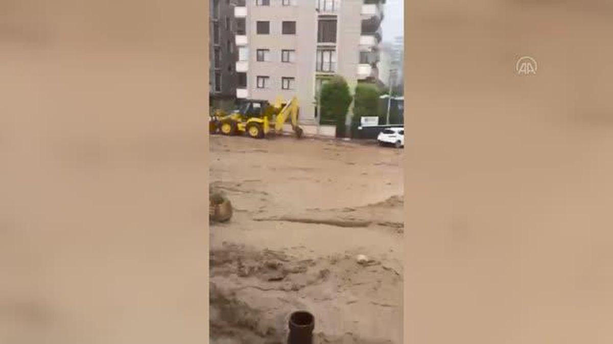 Araçları sürükleyen selin yeni görüntüleri ortaya çıktı