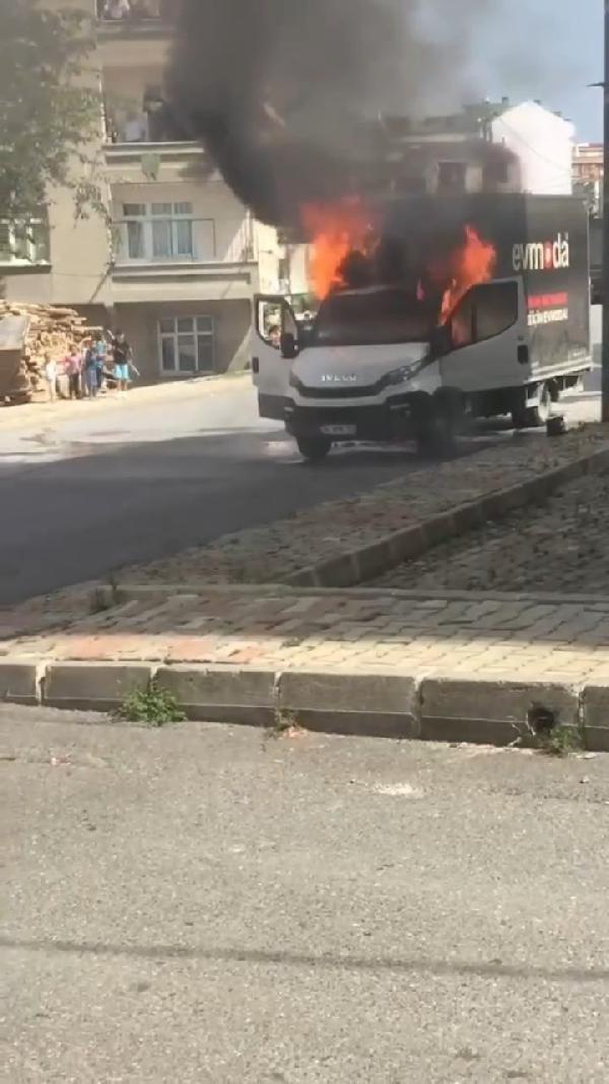 İSTANBUL -ARNAVUTKÖY\'DE KAMYONET YANGININDA DEODORANT KUTUSU İDDİASI