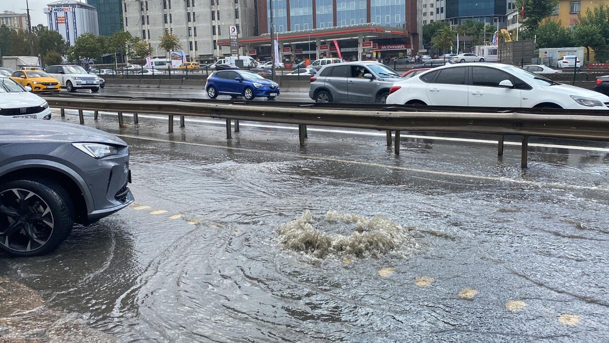 Ataşehir\'de sağanak yağış sebebiyle yollar su altında kaldı