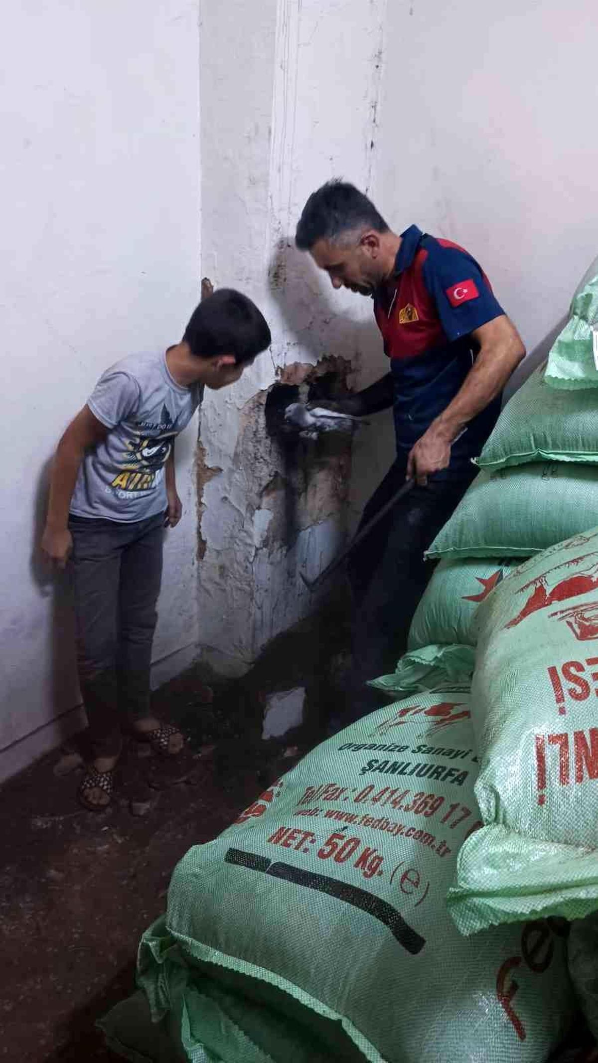 Bacaya sıkışan kedi kurtarıldı