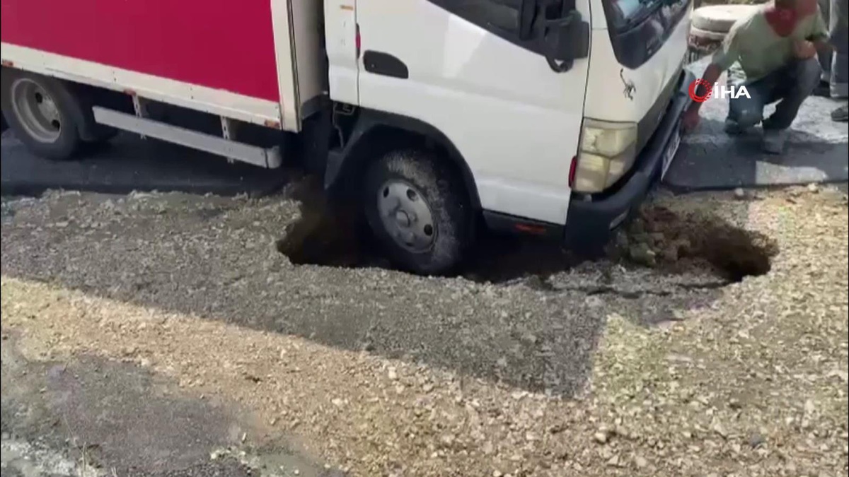 Beylikdüzü\'nde yağmur sonrası yol çöktü, kamyonet içine düştü
