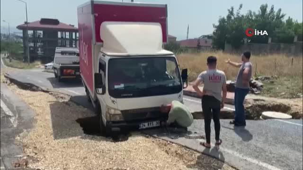 Beylikdüzü\'nde yağmur sonrası yol çöktü, kamyonet içine düştü