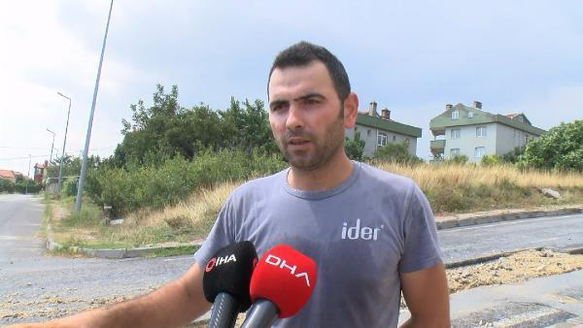 BEYLİKDÜZÜ\'NDE YOLLAR GÖLE DÖNDÜ: ÇÖKEN YOLA KAMYONET DÜŞTÜ