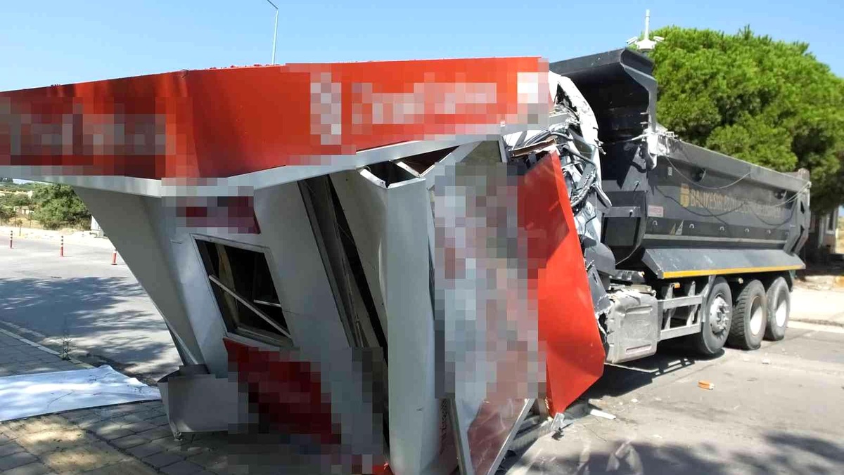 Burhaniye\'de freni boşalan kamyon yıktı geçti
