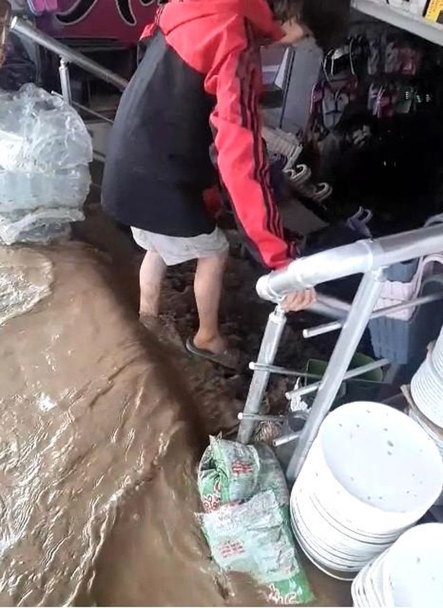 Bursa'da şehirler arası otobüs terminalinin çatı kısmının fırtına sebebiyle çökme anı kamerada Bursa'da şehirler arası otobüs terminalinin çatı kısmının fırtına sebebiyle çökme anı kamerada