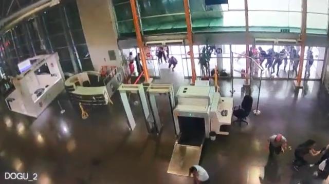 Bursa'da şehirler arası otobüs terminalinin çatı kısmının fırtına sebebiyle çökme anı kamerada Bursa'da şehirler arası otobüs terminalinin çatı kısmının fırtına sebebiyle çökme anı kamerada