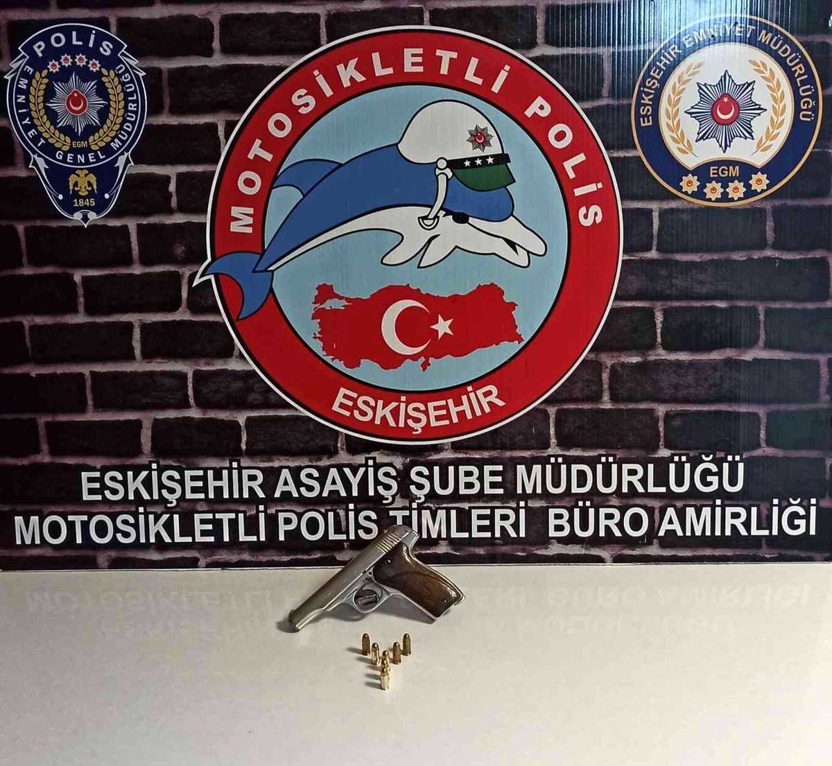 Çalıntı motosiklet, ruhsatsız tabanca ve fişek ele geçirildi