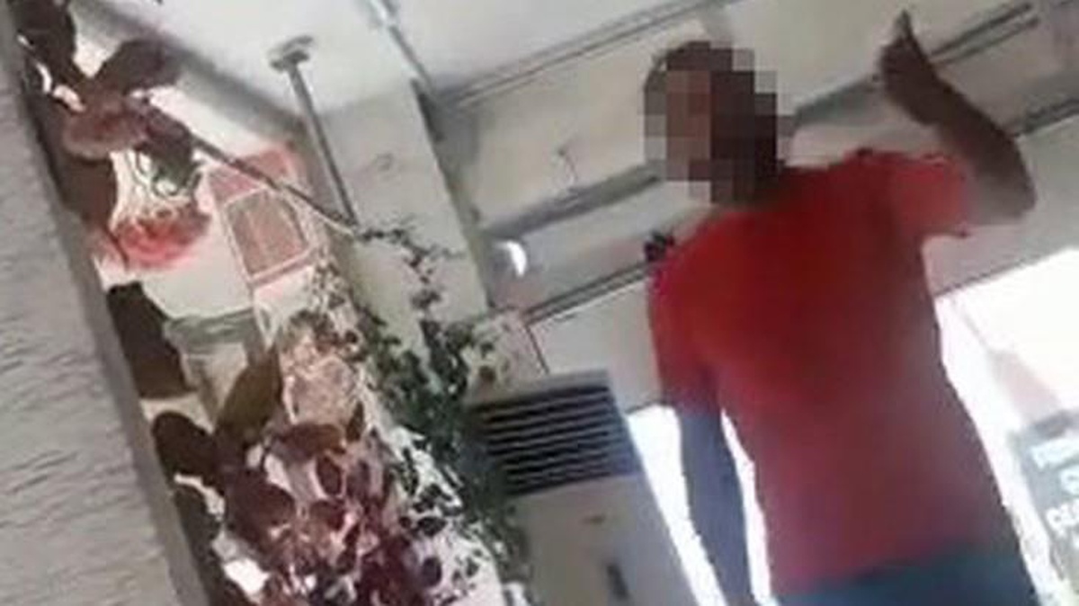 Çocuklarını görmek istedi! Eski eşi satırla kovalayıp tehditler savurdu