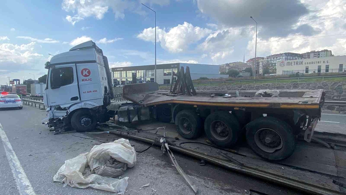 D-100\'de lastiği patlayan tır bariyere girdi, tonlarca ağırlıktaki demir rulolar yola düştü