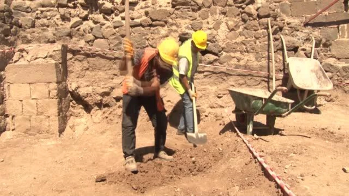 Diyarbakır\'ın tarihi surlarında 1500 yıllık kandil bulundu