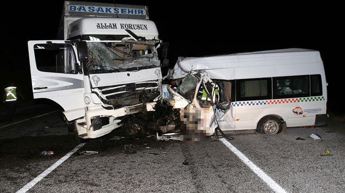 Düğünden dönenleri taşıyan minibüs, kamyonla çarpıştı: 8 ölü, 9 yaralı