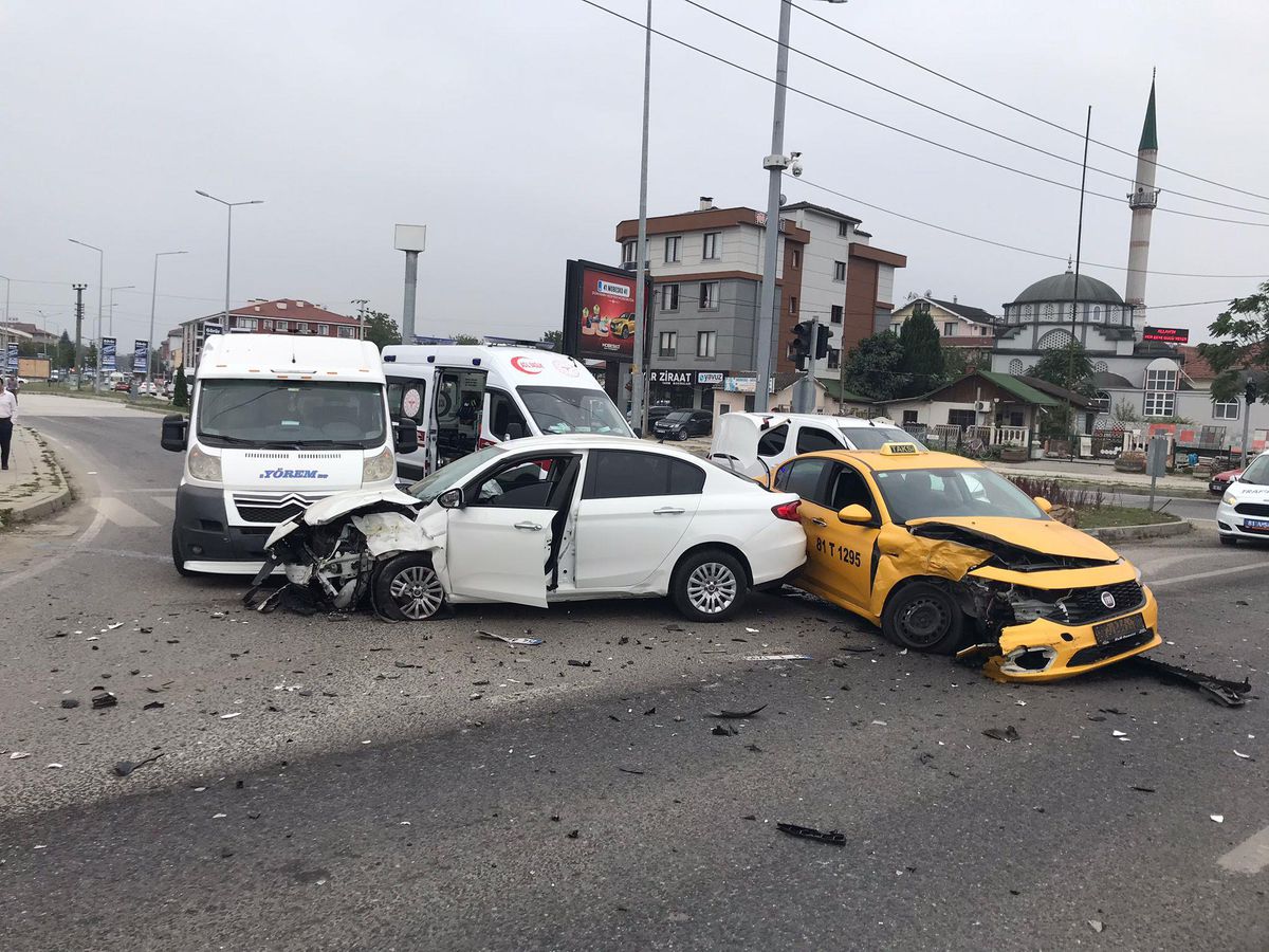Düzce\'de 3 aracın karıştığı kazada 2 kişi yaralandı