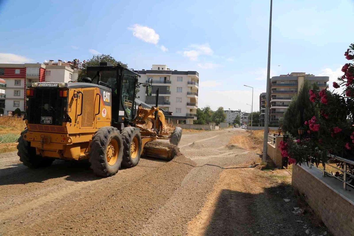 Efeler\'de yolların bakım ve onarım çalışmaları sürüyor