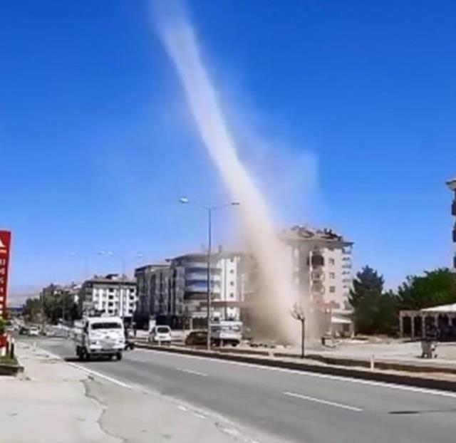 Elazığ'da aniden ortaya çıkan hortum paniğe neden oldu Elazığ'da aniden ortaya çıkan hortum paniğe neden oldu