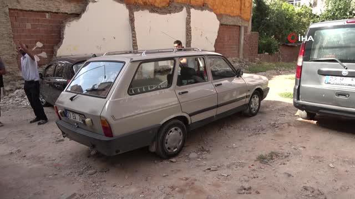 Elazığ\'da park halindeki otomobilden inşaat malzemesi çaldılar
