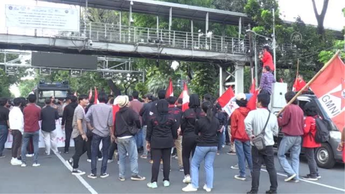 Endonezya\'da öğrencilerden akaryakıt protestosu