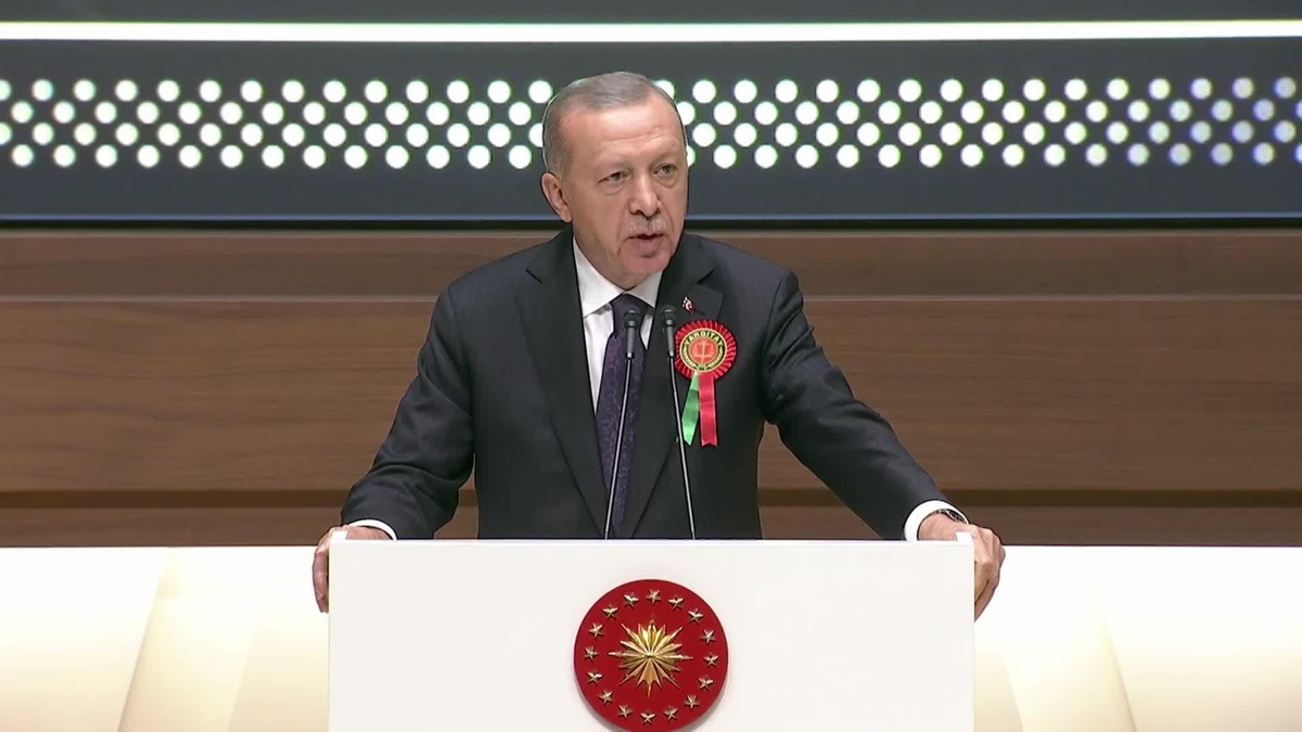 Cumhurbaşkanı Erdoğan: "Birileri, maalesef, ülkemizin adalet sistemini nerelerle bağlantılı oldukları az çok tahmin edilen suç çetelerinin kirli...